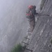 Jürgen in der Querung vom Brett mit 120m Luft unter den Füssen. Leider beginnt es schon wieder an zu Regnen.
