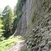 Eine imposante Nagelfluh-Wand erhebt sich meterhoch über dem Weg