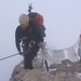 Zugspitze (2962,06m): Margrit auf den letzten Meter zum Gipfel.