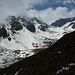 taleinwärts, wo im Sommer der Stubaier Höhenweg über die Grawagrubennieder zur Dresdner Hütte führt