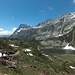 In discesa dell'Alpe Forno. Verso sinistra, il Pizzo Stangè