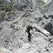 Ignasi meistert die ausgesetzte Kletterstelle am kurzen Grat zwischen den beiden Gipfeln.
