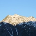 <b>Alle 6:00 il sole illumina già il versante orientale della Fibbia (2739 m); la meta odierna è di 37 m più alta. </b>
