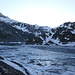 <b>Per il Lago della Sella (2257 m) è cominciato da poco il disgelo: le chiare placche di ghiaccio si alternano alle zone cupe dell’acqua semifluida.</b>