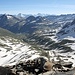 <b>Ad est si estende la Valle di Unteralp, che scende fino ad Andermatt. Sia la Vermigelhütte (2047 m) che la Wildenmattenhütte (2286 m) sono ormai prive di neve: il caldo dei giorni scorsi l’ha fatta sciogliere molto in fretta.</b>