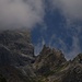 Beim Aufstieg: eine Felsgestalt wie aus einem Fantasyfilm, links die östliche Karwendelspitze