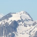 <b>Ofenhorn / Punta d'Arbola (3235 m).<br />Sullo sfondo svetta il Dom (4545 m), la seconda montagna più alta della Svizzera.</b>