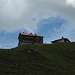 dunkle Wolken über der Hütte