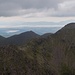 Beenkeragh Mountain, der zweithöchste Gipfel Irlands nebenan, mit der Irischen See dahinter