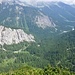Blick von der Bäralpl (ca. 1750m), vor dem Einstieg in die Nordwand der Raffelspitze, hinunter auf den Hüfachboden (ca. 1400m).