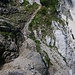 Blick auf den Steig in der Nordwand der Raffelspitze. Rechts im Bild ist das zwischen 100m und 200m darunter liegende Geröllfeld zu sehen, welches es zu erreichen gilt. Die Wand neben mir ist über die gesammte länge des Steiges ausnahmslos fast senkrecht abfallend.