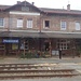 Das Bahnhofsgebäude von Hostinne mit seiner charmanten Bahnhofsvorsteherin - in Tschechien ist fast jeder Bahnhof bedient.....
