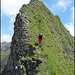 Abstieg bzw. sehr steile Grattraverse bei P. 2152 - nur trittsicheren, schwindelfreien und erfahrenen Alpinwanderer empfohlen! (Hier im Bild eine der einfachen Passagen)