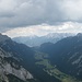 Blick Richtung Mittenwald / Karwendel. Am rechten Bildrand die Arnspitze.