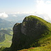 Steil fallen die Felsen nach Norden ab