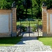 Passaggio davanti al cancello di Villa Bozzolo a Casalzuigno