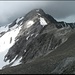 Aroser Rothorn mit (glücklicherweise temporärem) Wolkenchäppi. Von hier (Punkt 2866) folgt man dem Grat von rechts nach links, dann steigt man das kleine Schneefeld links hoch und anschliessend unschwierig zum Gipfel.