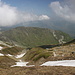 Im Aufstieg zum Šar Planina-Kamm - Rückblick. Unten im Tal ist nun auch der Ort Brezovica zu erahnen (rechts).