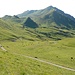 kurz vor dem Scheitelpunkt "Bad", Pt 2067 Blick auf die Jeninser Alp mit Vilan im Hintergrund