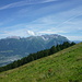 Aussicht von der Grasflanke im Aufstieg: Rechts Liechtensteiner Südkette, links im Hintergrund Panüeler Kopf und Schesaplana