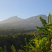 Blick von Senaru: der Gipfel (ganz links) scheint nah - trotzdem sind es noch über 3000 Höhenmeter