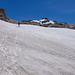Der Bergweg ist zum Teil noch unter einer dicken Schneedecke, im Gegensatz zum...