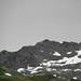 Mittelberg (2657 m), von der Vergaldner Alpe aus gesehen. Gut zu erkennen die Kluft im mittleren Aufschwung des Nordgrats