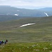 Blick nach Sueden in die weite Landschaft der Cairgorns auf ca. 1000m Hoehe. Dass es hier noch Ende Juni einige Schneefelder gibt, deutet schon auf die noerdliche Lage Schottlands hin.