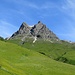 Das Tagesziel - gesehen kurz oberhalb des Startpunkts (Hochtannbergpass)<br />Der Aufstieg erfolgt durch das gut sichtbare Colouir in der Mitte