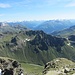 Mittig die zuvor bestiegene Schlappiner Spitze über dem Wintertal mit der Route über den Grat zu den Grasböden links, dahinter Graunbünden