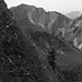 Letzter Abstieg durch steiles Gras vor P. 1939. Hinten im Profil nochmals der Pointe de Cray NW-Grat
