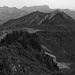 Tiefblick ungefähr von P. 1939 über die untere bewaldete Hälfte des Arche de la Tornette. Links Le Lity, rechts der Weiterweg zu Les Millets, darüber Moléson und Teysachaux