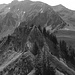 Blick zurück vom Les Millets Haupt- zum ESE Vorgipfel. Darüber Arche de la Tornette, Pra de Cray und Vanil Carré