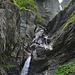Hier der eindrücklichste Wasserfall auf der Wanderung. Je näher man allerdings kommt, desto nasser wird die Kamera. ;-)