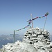 Cima Sud del Pizzo di Claro (2720 m) con le onnipresenti bandiere tibetane di preghiera.