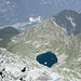 Lago di Canee (2198 m) e Torrone Rosso (2332 m). Sul fondovalle, 2500 m più in basso, Lodrino.