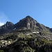Unser heutiger Gipfel, der Murmetsplanggstock. Wir folgten etwas dem Weg Richtung Trotzigplanggstock, zweigten dann auf ca. 2420m davon ab und stiegen zur [http://www.hikr.org/gallery/photo1480923.html?post_id=82473#1 Scharte im Grat] hoch.