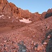 Blick zum Gipfel vom Beginn der Schotterfelder (der rote Farbton der Felsen war nur wenige Minuten lang)