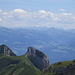 Hüser und Hochhus mit dem Geologischen Höhenweg, dahinter die Allgäuer Alpen