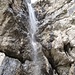 Querung an einem Wasserfall