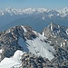 Zoom über die Kleine Stempeljochspitze in die Stubaier Alpen; markant der Habicht (links hinten).