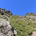 Hier beginnt der steile Aufstieg durch die Westflanke zum Le Catogne Südgrat. Nach etwa 220 Höhenmeter erreicht man schliesslich den Grat unterhalb eines Felsturmes.