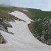 Restschneefelder vor Hochmatt und Hochmatt Gipfelkreuz