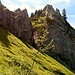 Unterhalb der Felsabbrüche des Besler steigt man auf einem unschwierigen Pfad durch Wiesen bergauf.