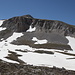 Im Abstieg vom Korab - Blick über den schneebedeckten Talkessel südöstlich des Korab in Richtung Gipfel.