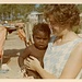 Una missionaria anglicana si prende cura di un piccolo aborigeno