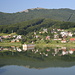 Mavrovo - Blick über einen Teil des Mavrovo-Stausees (Mavrovsko Ezero / Мавровско Езеро) auf das Dorf. Auch die alte St. Nikolaus-Kirche, црква Св. Никола, ist im See-Wasser zu erkennen.
