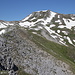 Im Aufstieg zum Korab - Ausblick vom Kamm des Nistrovski Korab zum Kepi Bard, 2.589 m. Weiter südwestlich befindet sich übrigens ein anderer, 2.682 m hoher Gipfel namens Kepi Bard (aka Mali Korab).