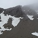 In der Vertiefung links oben liegt die Bitterscharte. Der Name ist nicht ganz unzutreffend, geht es doch durch ein steiles Geröllfeld und später durch Schnee und Fels hinauf - dazu bei Regen und aufkommendem Wind.