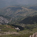 Korab - Blick hinunter auf das etwa 1.500 m tiefer gelegene Dorf Radomirë in Albanien.